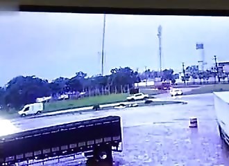 Explosion d’un camion après une collision avec un bus et un autre poids lourd