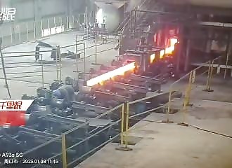 Worker hit by molten steel in Zhoukou