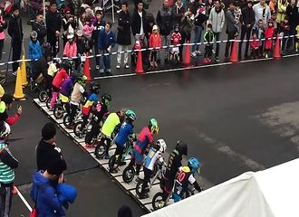 Des enfants participent à une course de draisienne