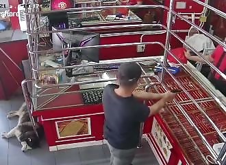 Un gros chien dort tranquillement pendant que son maître se fait braquer (Thaïlande)