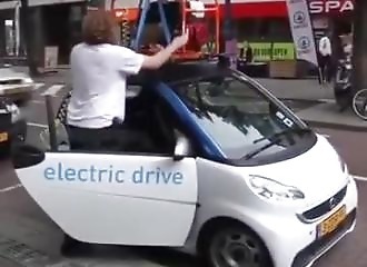 Il peut faire des milliers de Km avec sa voiture électrique !