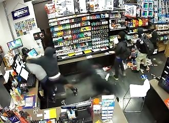 Young thugs violently assault a woman to steal $100