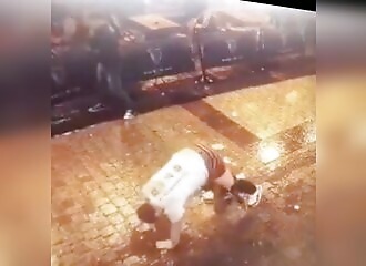 Saoul, il se coince sur un poteau, son pote est trop hilare pour l'aider !