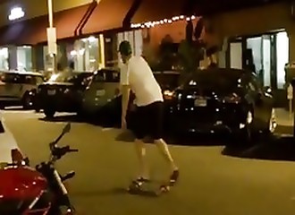Saoul, il essaie de faire du skateboard