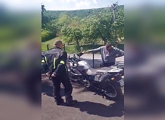 Quand tu veux donner des sueurs froides à ton ami motard…