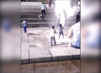 Un jet de fontaine d’eau fait voler un enfant