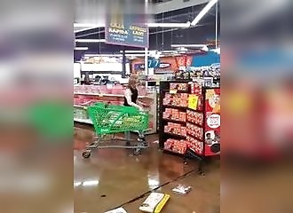 On lui demande de porter un masque, elle saccage un supermarché !