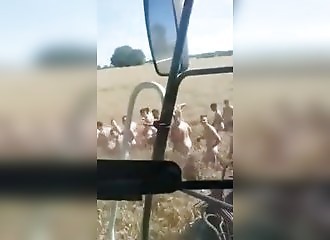 Une mariée suivi de plein d'hommes nus, WTF ?