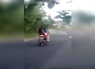 Totalement inconsciente, elle donne des coups à son compagnon pendant qu’il conduit un scooter