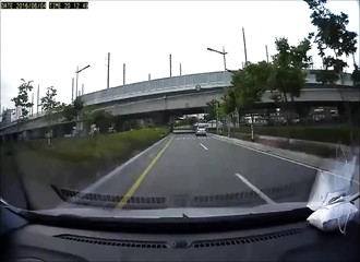 Lancé à vive allure, le conducteur de cette voiture percute de plein fouet un motocycliste