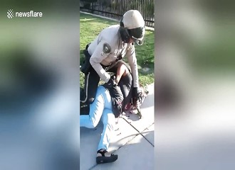 Une vendeuse ambulante de fleurs se fait brutalement arrêter par la police californienne