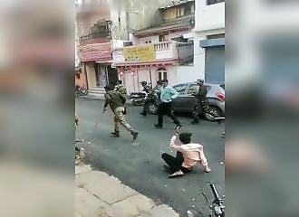Des policiers pourchassent à coups de matraque des gens qui ne respectent pas le confinement
