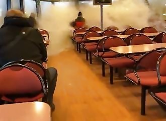 Une vague brise la vitre d'un ferry et crée la panique à l'intérieur