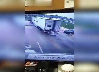 Un camionneur se fait brutalement assommer par la porte sa remorque