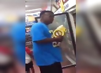 Louisiane : un homme se fait arrêter pour avoir léché un pot de glace dans un supermarché