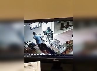 Une femme utilise de la bombe lacrymogène pour voler des bijoux