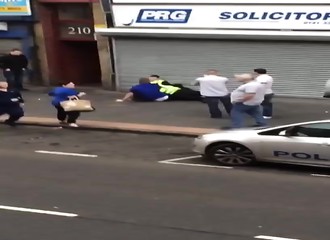 Ivre, il ne tient pas à se faire embarquer au poste de police et résiste à son arrestation (Glasgow)