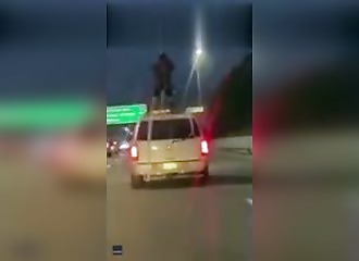 WTF : Debout sur un SUV, au milieu d'une autoroute de Détroit 