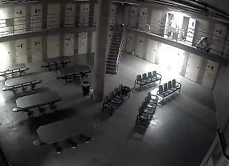 Un détenu tabasse 3 gardiens et tente de libérer ses codétenus (Illinois)