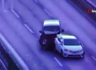 Turquie : deux femmes debout derrière leur voiture en panne se font brutalement percuter