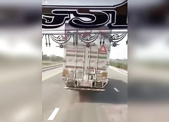 Un camionneur chanceux évite l’accident de justesse