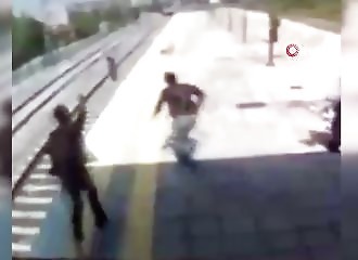 Turquie : un homme extrêmement courageux sauve une suicidaire qui vient de sauter sur la voie ferrée