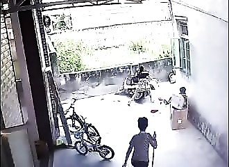 Un bambin réussit à démarrer un scooter et on ne passe pas loin d’un drame