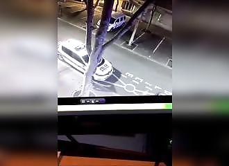 Il prend feu en même temps que la voiture de police qu’il incendie (Hauts-de-Seine)