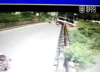 Le conducteur d’un bus transportant 17 personnes s’endort au volant et chute d’un pont