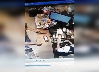 Une caissière se fait avoir par un escroc professionnel