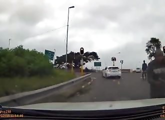 Afrique du Sud : une femme déjoue une tentative de carjacking