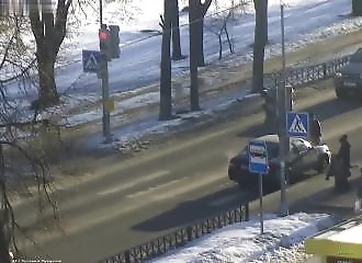 Deux enfants imprudents se font renverser par une voiture (Russie)
