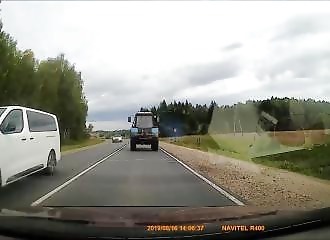 Un automobiliste se rate dans un virage et part s’écraser contre un tracteur