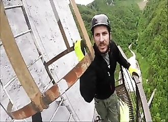 Pour s’amuser, un groupe de jeunes gravit la plus haute cheminée d’Europe (360 mètres)