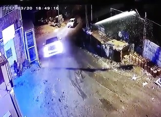 Le conducteur d’un gros 4X4 perd le contrôle de son véhicule et manque de tuer un homme