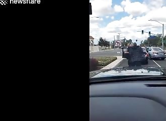 Lors d’un road rage, un homme insiste pour se battre et se fait copieusement laminer (Los Angeles)