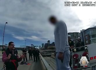 Police officer saves in extremis a suicidal man trying to jump from a bridge