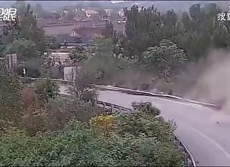 Le conducteur d’un camion-citerne s’endort au volant et finit dans un ravin (Chine)
