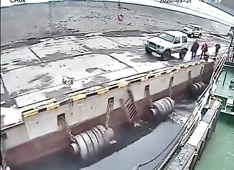 Un marin ivre tente d’embarquer au dernier moment sur un bateau (Russie)