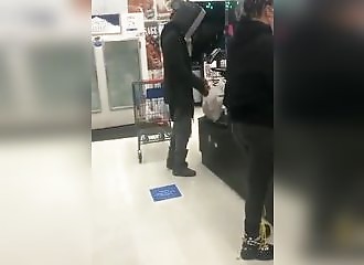 Aller faire ses courses avec un téléviseur sur la tête…