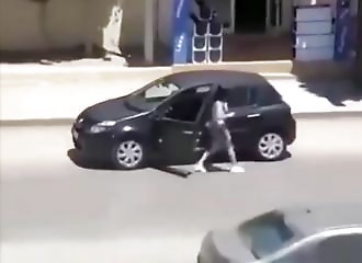 En plein « Kiki Challenge », une fille se fait voler pendant qu’elle danse à côté de sa voiture 