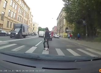 Une fille se fait brutalement renverser à un passage piéton (Russie)