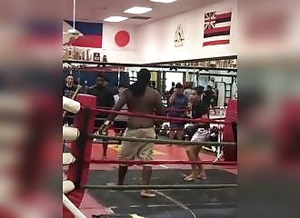 Après avoir agressé un homme de 70 ans, il se fait humilier sur un ring