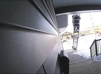 Canada : un homme chute lourdement avec son échelle et s’en tire plutôt bien