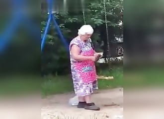 Cette grand-mère désinfecte des balançoires ? Non, elle met juste du caca de chien partout !