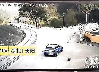 Un motocycliste chinois est victime d’une sauvage collision