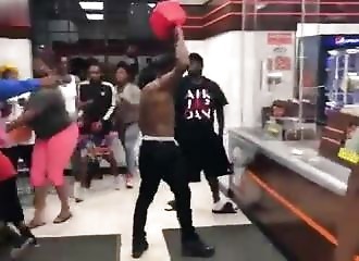 Il fait une mauvaise blague, et se retrouve avec un flingue pointé vers lui