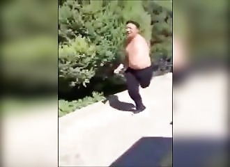 Il lui manque un bras et une jambe, mais il profite de la vie