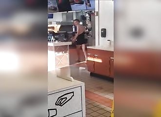 Un véritable zombie rentre dans un Mc Do en cassant la vitre 