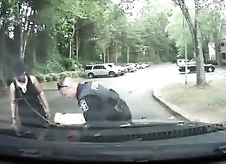 Un ex-marine devenu policier sauve un bébé qui s'étouffait et devenait bleu (Géorgie)